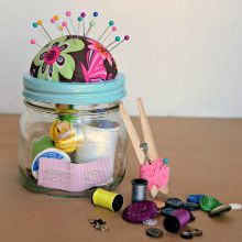 Homemade-sewing-kit-mason-jar-Christmas-gift-idea-5.220