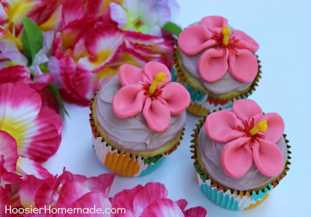 Luau Cupcakes | from HoosierHomemade.com