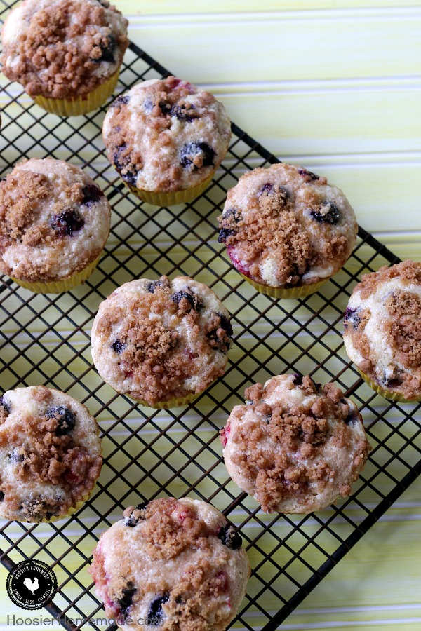 Mixed Berry Cheesecake Muffins - muffins with a hint of cinnamon, filled with a cheesecake filling with raspberries and blueberries! A sprinkle of streusel on top to add extra flavor and a little crunch. Pin to your Recipe Board!
