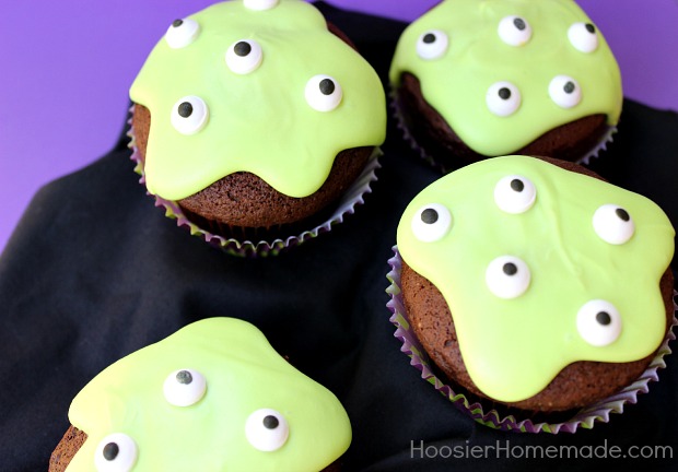 Easy Monster Eye Cupcakes for Halloween :: #Recipe on HoosierHomemade.com