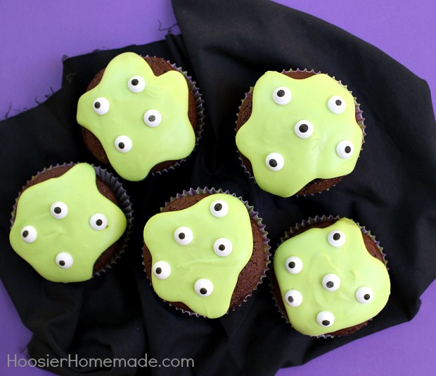 Easy Monster Eye Cupcakes for Halloween :: #Recipe on HoosierHomemade.com