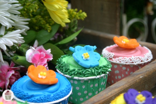 Mother's-Day-Flower-Cupcakes.close