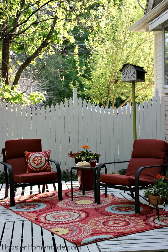 Yes you CAN build a deck with Wood Pallets! Pin to your DIY Board!