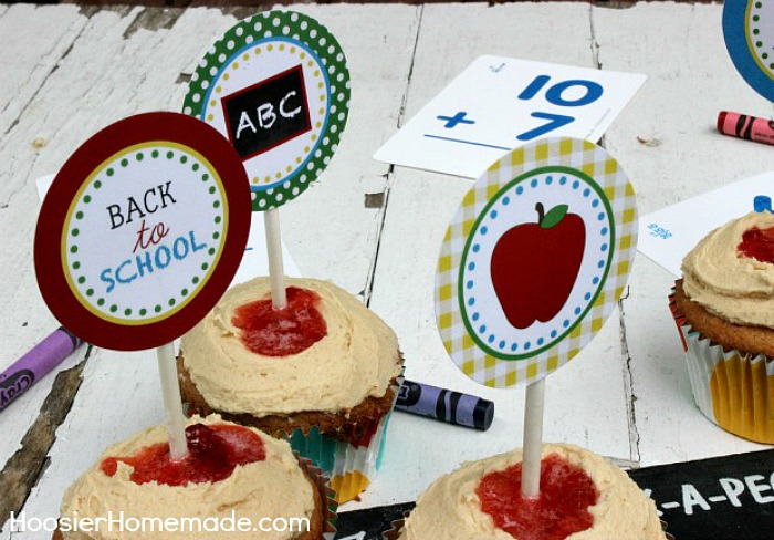 PEANUT BUTTER AND JELLY CUPCAKES -- Celebrate Back to School with these delicious cupcakes + FREE Printable Back to School Cupcake Toppers! OR use the printables for a fun Back to School Teacher Gift! 