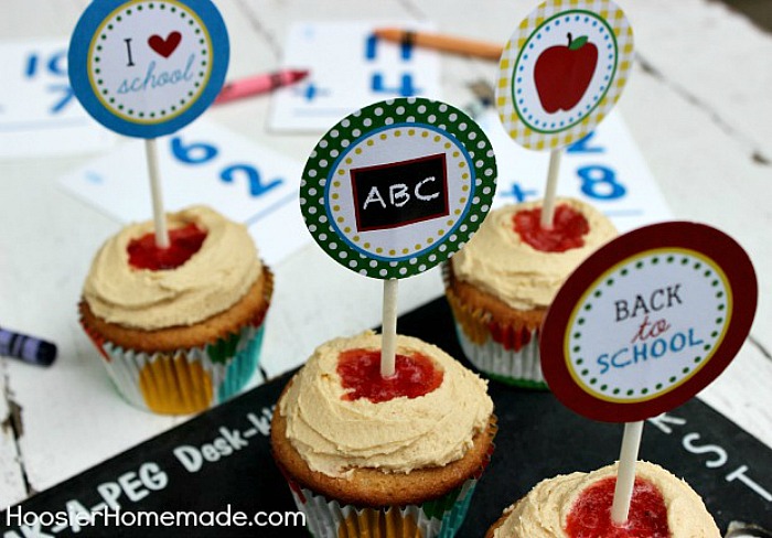 PEANUT BUTTER AND JELLY CUPCAKES -- Celebrate Back to School with these delicious cupcakes + FREE Printable Back to School Cupcake Toppers! OR use the printables for a fun Back to School Teacher Gift! 