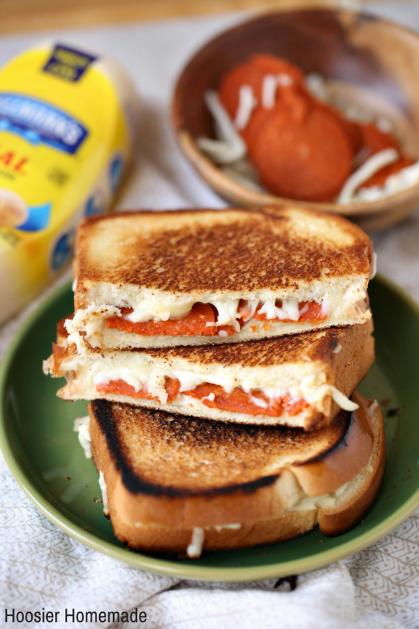 http://hoosierhomemade.com/wp-content/uploads/Pepperoni-Pizza-Grilled-Cheese-5.png