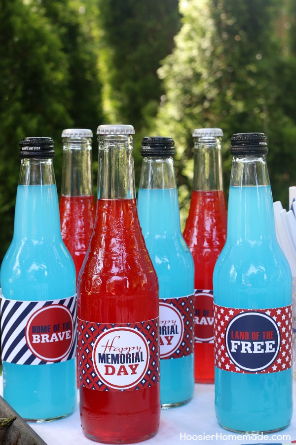 This Printable Memorial Day BBQ Party is FREE! It has Drink Wraps, Paper for Hot Dog Wraps, and Tented Cards to label your recipes! Grab them today! 