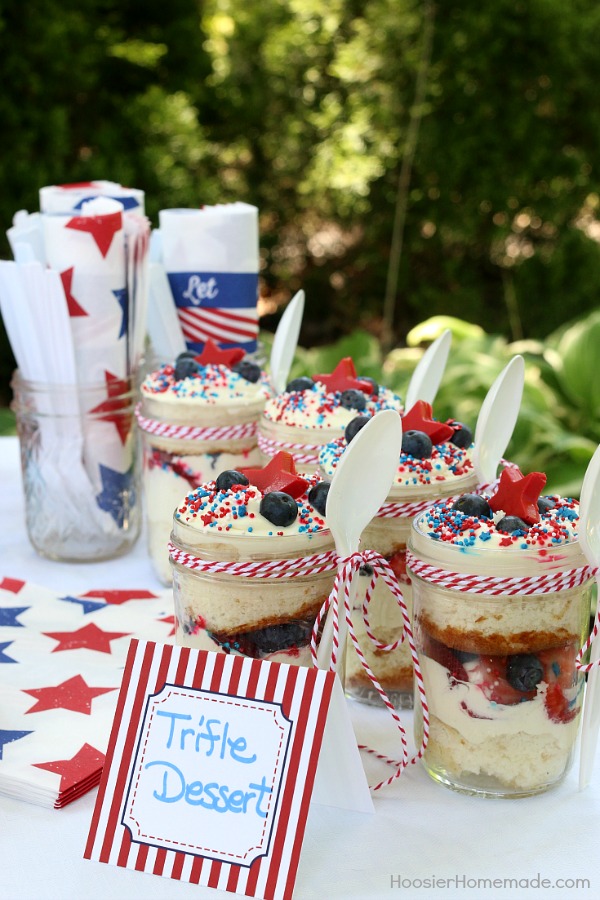 This Printable Memorial Day BBQ Party is FREE! It has Drink Wraps, Paper for Hot Dog Wraps, and Tented Cards to label your recipes! Grab them today! 