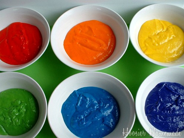 Mini Rainbow Cupcakes | Recipe & Instructions on HoosierHomemade.com