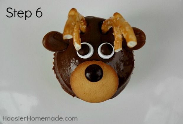 Reindeer Cupcakes : Instructions on HoosierHomemade.com