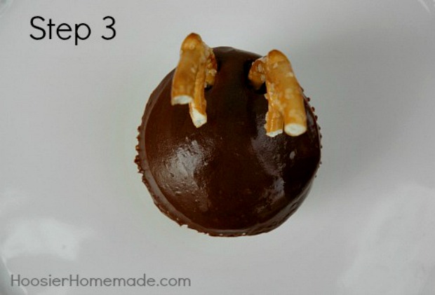 Reindeer Cupcakes : Instructions on HoosierHomemade.com