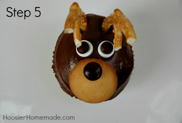 Reindeer Cupcakes : Instructions on HoosierHomemade.com