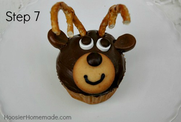 Reindeer Cupcakes : Instructions on HoosierHomemade.com