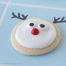 Your kids will have a blast helping you make these adorable Reindeer Cookies! And they come with a FREE Printable! Pin to your Christmas Board!