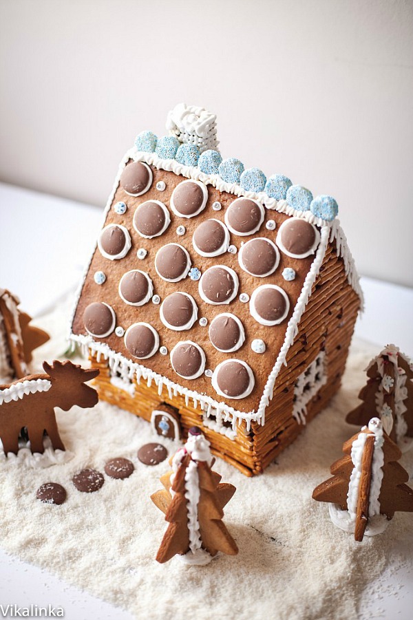 Learn how to make this gorgeous Rustic Log Cabin Gingerbread House! Complete with Gingerbread Recipe! Visit our 100 Days of Homemade Holiday Inspiration for more recipes, decorating ideas, crafts, homemade gift ideas and much more!