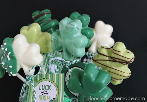 St. Patrick's Day Treat : Shamrock Pops with FREE Printables :: Instructions on HoosierHomemade.com