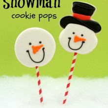 The kids will love these Snowmen Cookie Pops! Cookies meet Pops, for the perfect Christmas cookie! Pin it to your Christmas Board!
