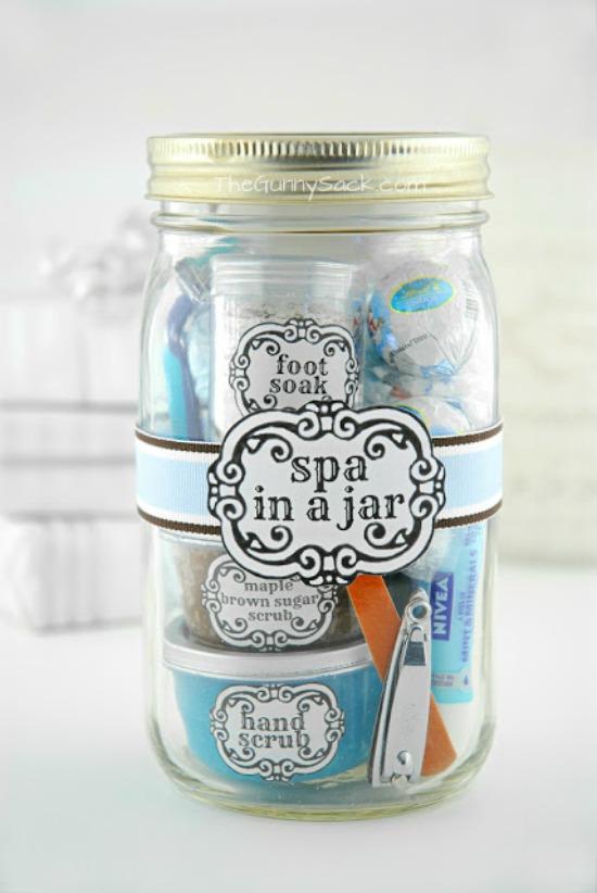 Pamper her and give that special lady this Spa in a Jar! Perfect Christmas gift for her! Pin to your Christmas board!