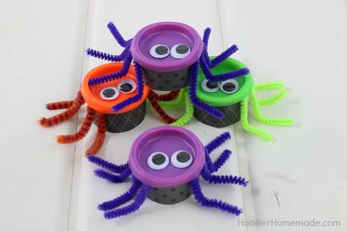 SPIDER CRAFT -- Halloween Crafts for Kids -- Perfect to give as classroom treats, gifts for neighbors and more!