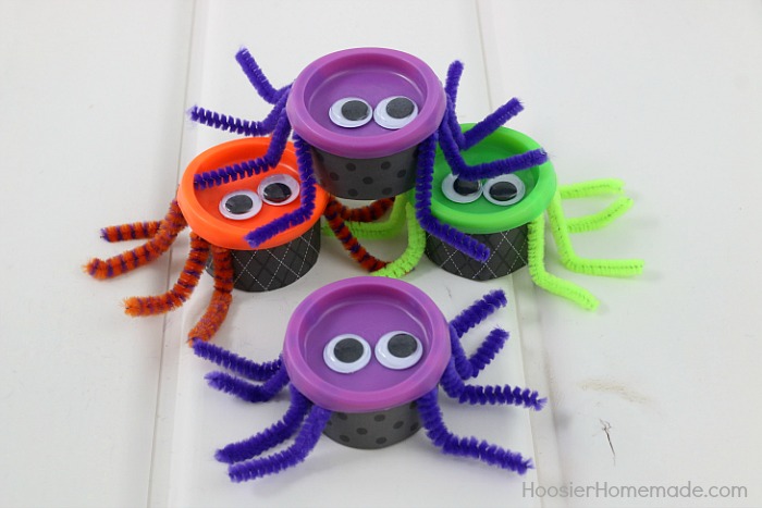 SPIDER CRAFT -- Halloween Crafts for Kids -- Perfect to give as classroom treats, gifts for neighbors and more! 