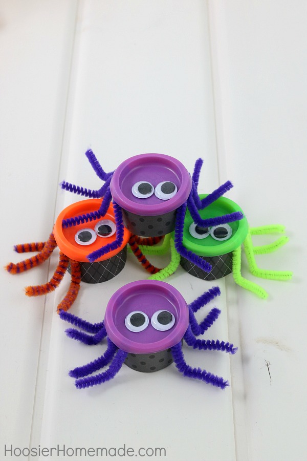 SPIDER CRAFT -- Halloween Crafts for Kids -- Perfect to give as classroom treats, gifts for neighbors and more! 