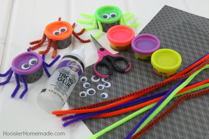 SPIDER CRAFT -- Halloween Crafts for Kids -- Perfect to give as classroom treats, gifts for neighbors and more! 