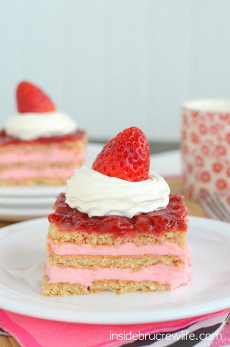 Strawberry-Shortcake-Eclair-Cake-1