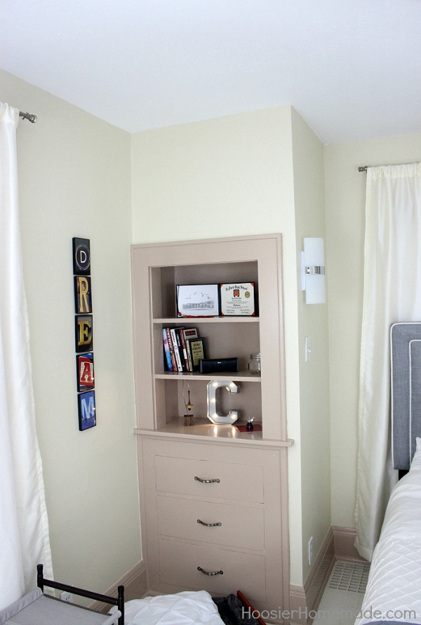 SMALL BEDROOM MAKEOVER -- Transform your small bedroom with just a few simple steps! 