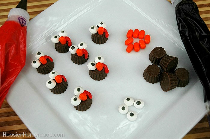 TURKEY COOKIES FOR THANKSGIVING -- Grab the kids! It's time to decorate these adorable Thanksgiving Turkey Cookies! They are easy to create too! Use them on your dessert table or as place setting for your Thanksgiving Table!