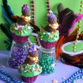 Topsy-Turvy-Mardi-Gras-Cupcakes