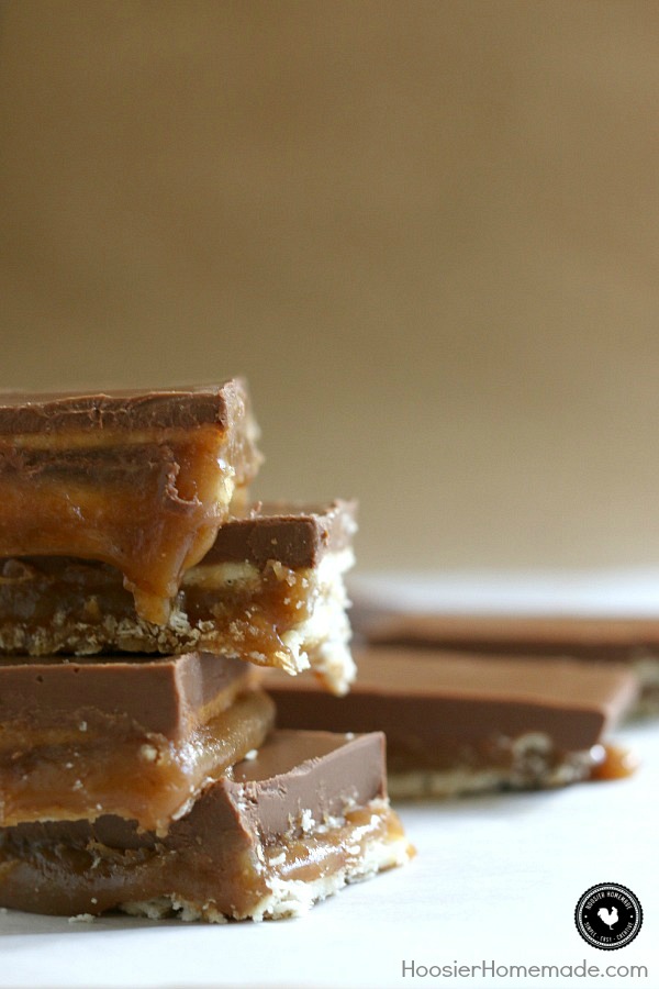 Ooey gooey goodness of a homemade candy bar! These Homemade Twix Bars are easy to make and taste amazing! Click on the photo to grab the recipe!