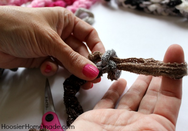 DIY Craft: Yarn Bracelet & Necklace in Minutes :: Instructions on HoosierHomemade.com