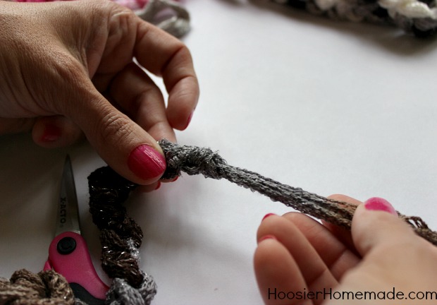 DIY Craft: Yarn Bracelet & Necklace in Minutes :: Instructions on HoosierHomemade.com