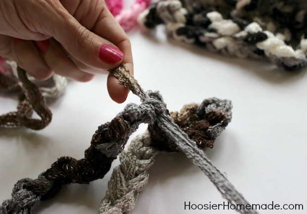 DIY Craft: Yarn Bracelet & Necklace in Minutes :: Instructions on HoosierHomemade.com