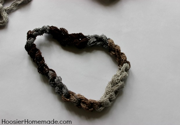 DIY Craft: Yarn Bracelet & Necklace in Minutes :: Instructions on HoosierHomemade.com