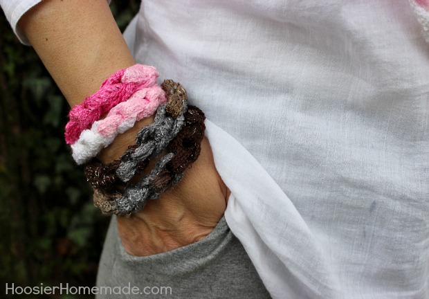 DIY Craft: Yarn Bracelet & Necklace in Minutes :: Instructions on HoosierHomemade.com