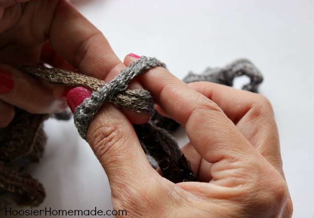 DIY Craft: Yarn Bracelet & Necklace in Minutes :: Instructions on HoosierHomemade.com