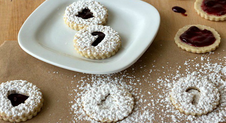 Blackberry Linzer Cookies: Holiday Inspiration