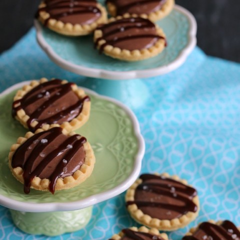 Chocolate Salted Caramel Tarts - only 5 ingredients and ready in less than 15 minutes! That's MY kind of dessert! Pin to your Recipe Board!