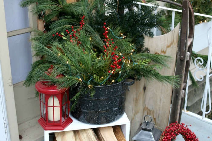 Simplified Holiday: Christmas Porch Decorating Ideas