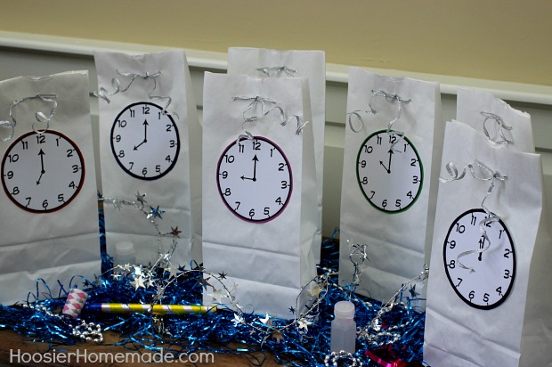 New Year's Eve Countdown Bags with FREE Printable Clocks | Available on HoosierHomemade.com