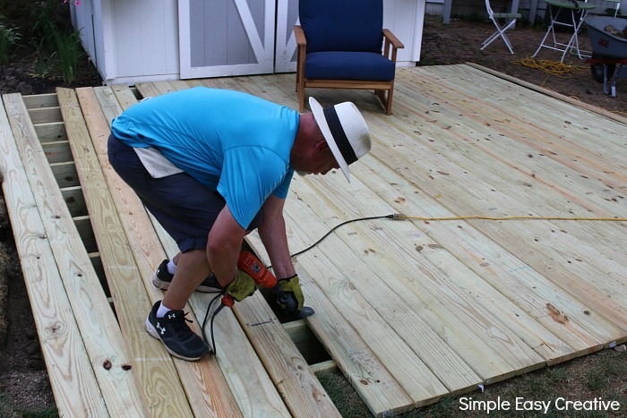 HOW TO BUILD A DECK-leer tips over hoe u dit eenvoudige deck eenvoudig kunt bouwen in een weekend!