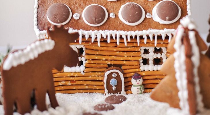 Rustic Log Cabin Gingerbread House: Holiday Inspiration