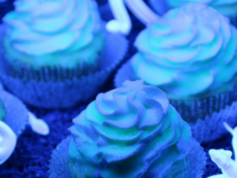 How to Make a Glow in The Dark Cake - Frosting and Glue- Easy crafts,  games, recipes, and fun