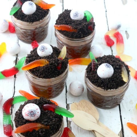 DESSERT DIRT CUPS FOR HALLOWEEN