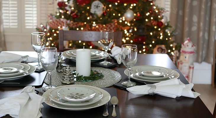 Simple Holiday Table Setting