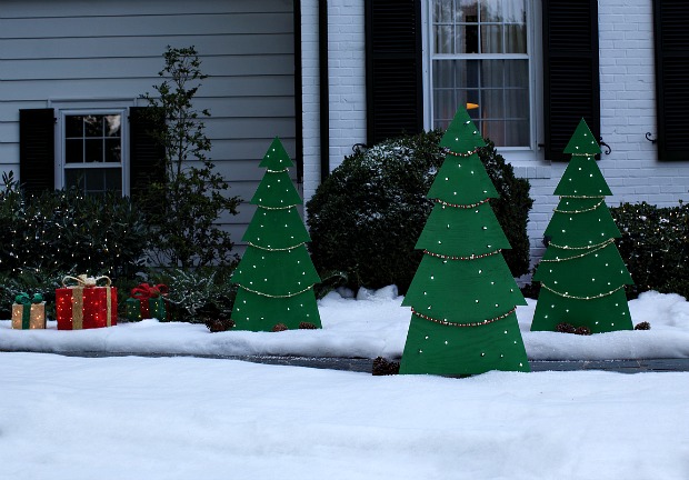 Lighted Holiday Yard Tree: Home Depot DIY Workshop
