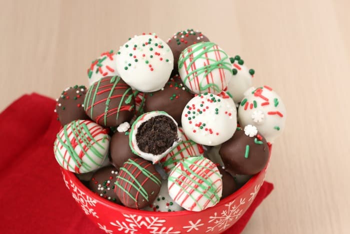 https://hoosierhomemade.com/wp-content/uploads/Mint-Oreo-Balls-feature.jpg