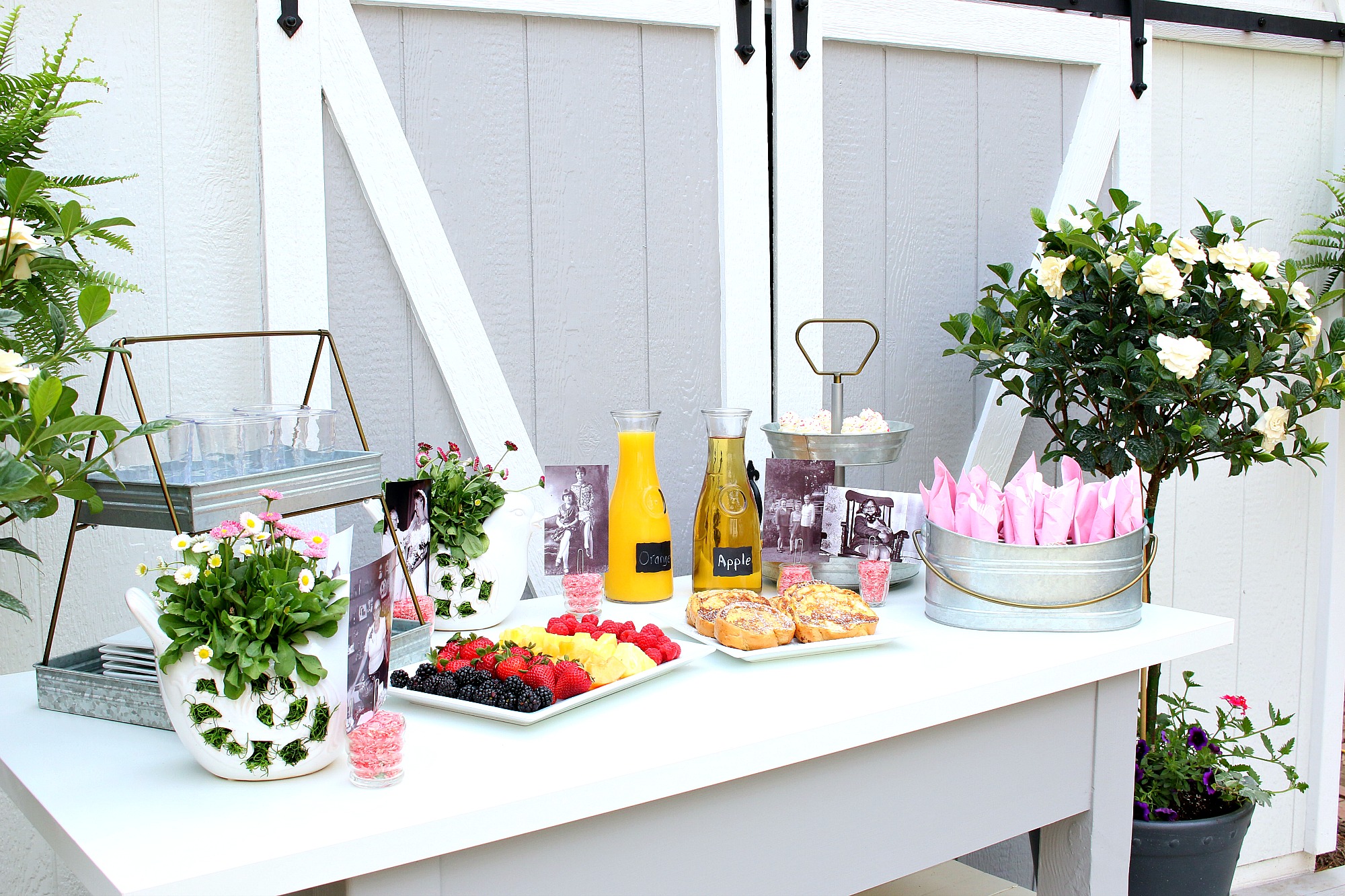 How to Set a Buffet Table With Plastic Cutlery