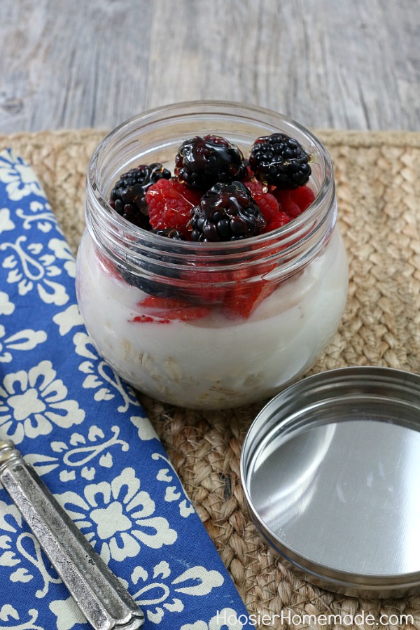 OVERNIGHT OATS -- Make breakfast quick and healthy with these overnight oats recipes - 4 ways! 